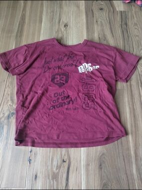 Women's Short-Sleeve Graphic Tee in Burgundy